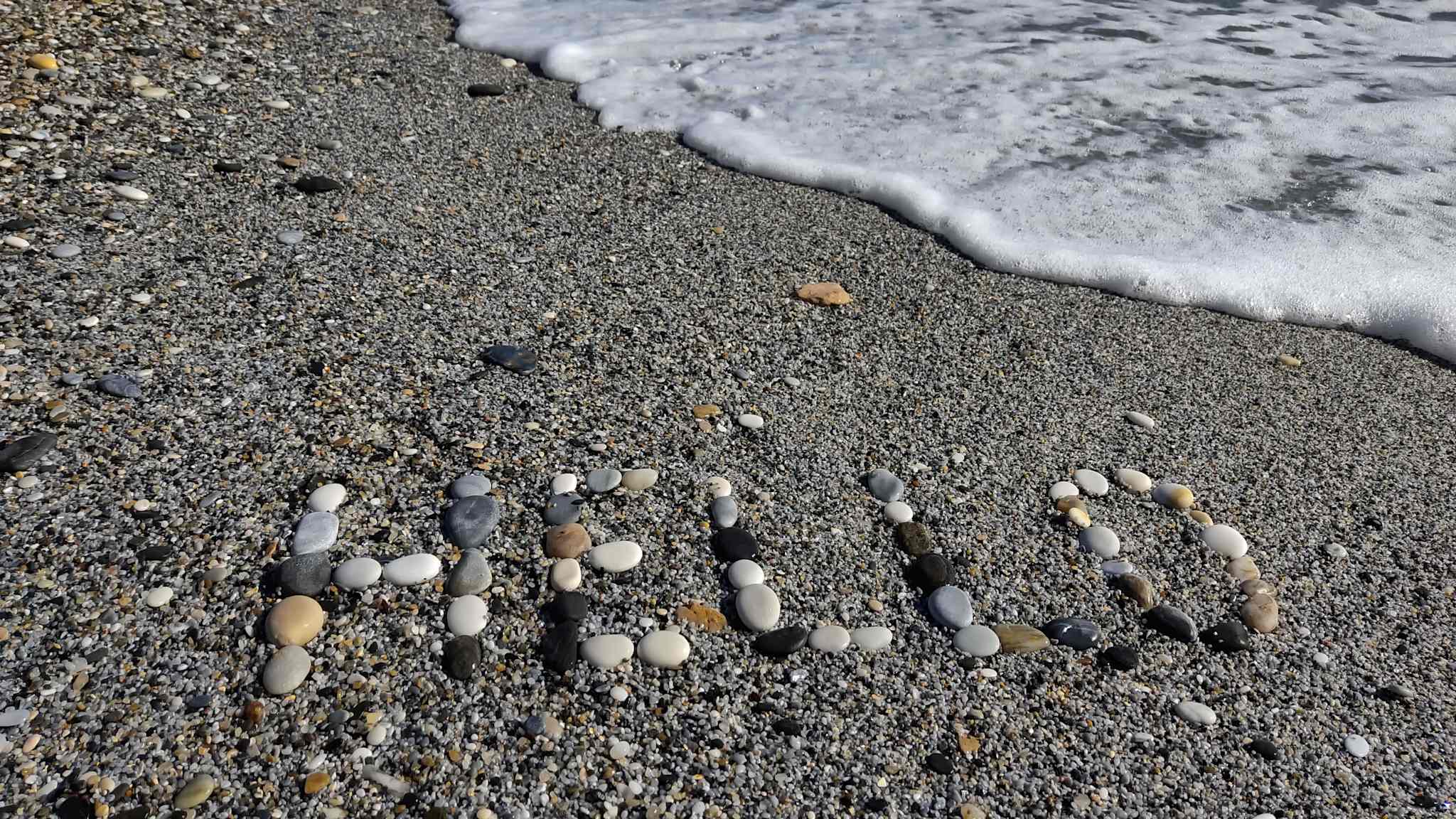 Grauer Kieselstrand mit grauem Sand © Shutterstock